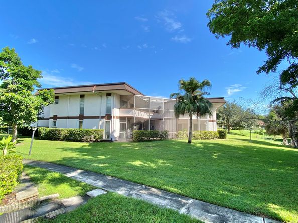7 Greenway N 211, Royal Palm Beach FL 33411