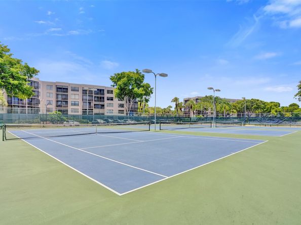 900 Colony Point Cir 221, Pembroke Pines FL 33026