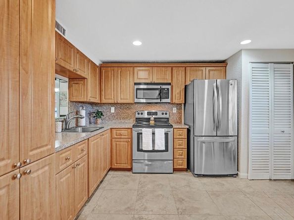 900 Colony Point Cir 221, Pembroke Pines FL 33026