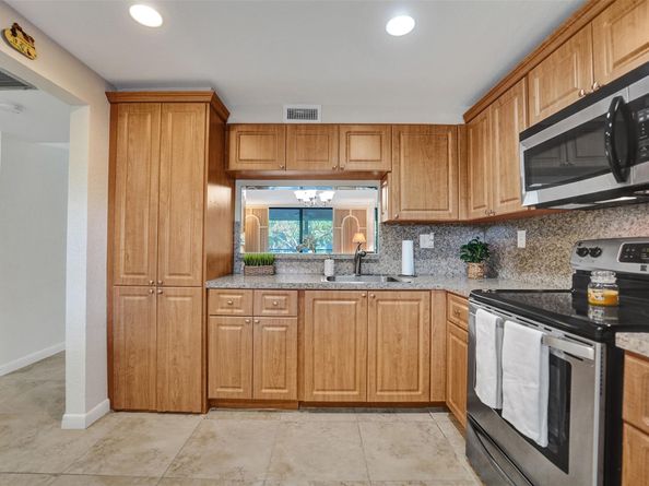 900 Colony Point Cir 221, Pembroke Pines FL 33026