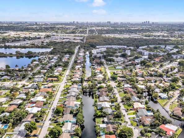 2000 NW 38th Street, Oakland Park FL 33305