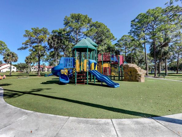 221 Canterbury Drive W, Palm Beach Gardens FL 33418