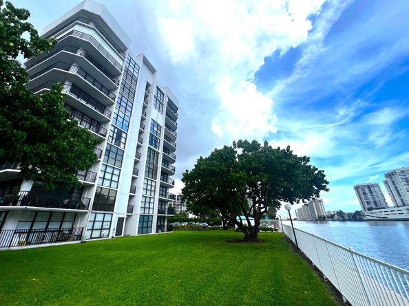 800 Parkview Dr 528, Hallandale Beach FL 33009