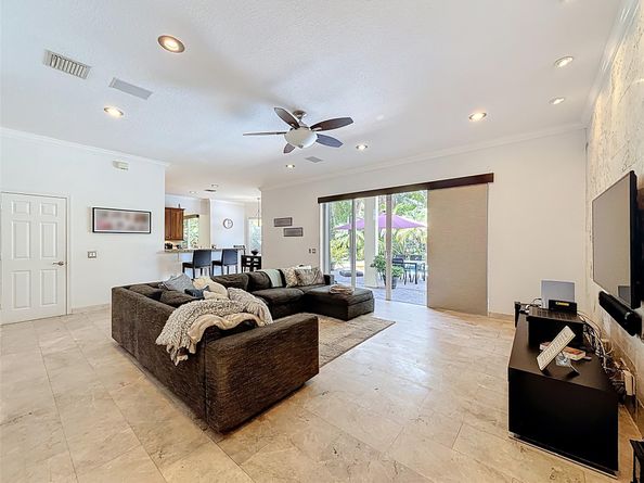 1673 Victoria Pointe Cir, Weston FL 33327