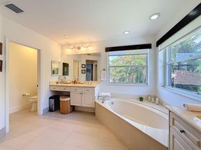 1673 Victoria Pointe Cir, Weston FL 33327