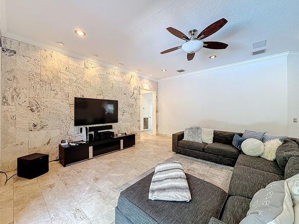 1673 Victoria Pointe Cir, Weston FL 33327