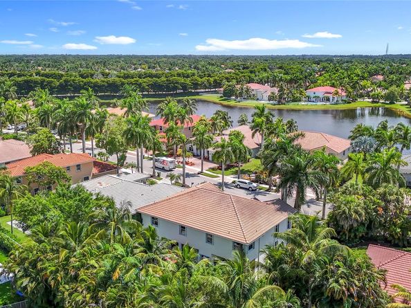 1673 Victoria Pointe Cir, Weston FL 33327