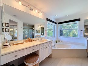 1673 Victoria Pointe Cir, Weston FL 33327