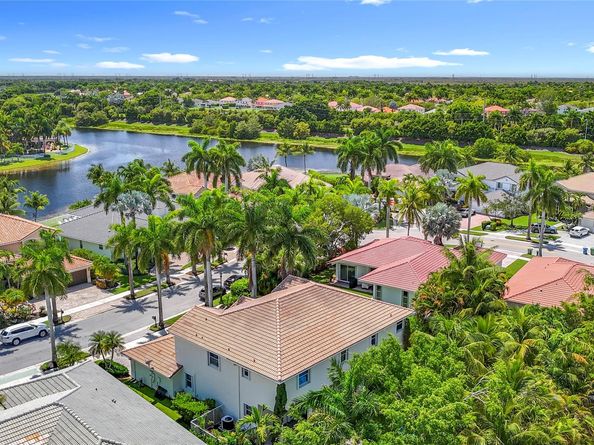 1673 Victoria Pointe Cir, Weston FL 33327