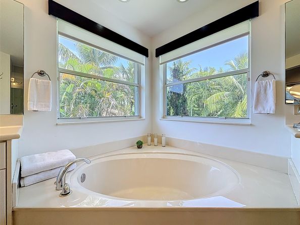 1673 Victoria Pointe Cir, Weston FL 33327