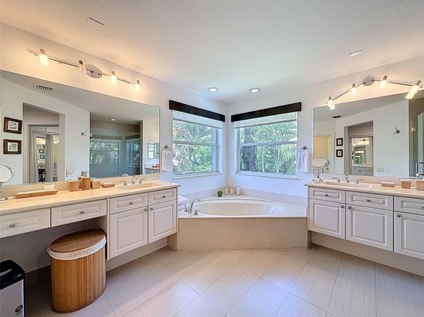 1673 Victoria Pointe Cir, Weston FL 33327