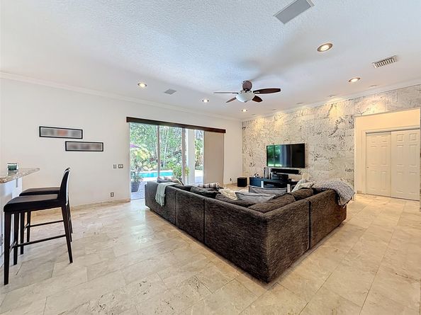 1673 Victoria Pointe Cir, Weston FL 33327