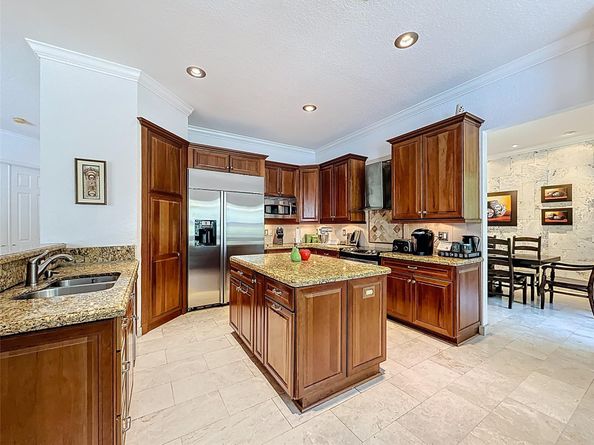 1673 Victoria Pointe Cir, Weston FL 33327