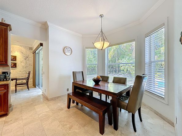 1673 Victoria Pointe Cir, Weston FL 33327