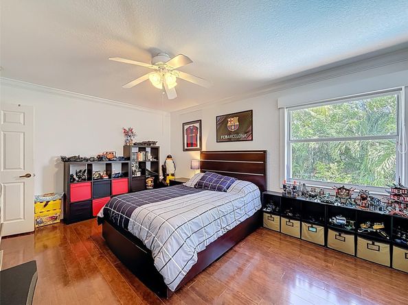 1673 Victoria Pointe Cir, Weston FL 33327