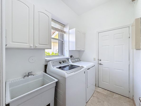 1673 Victoria Pointe Cir, Weston FL 33327