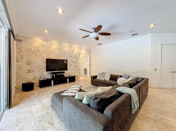 1673 Victoria Pointe Cir, Weston FL 33327