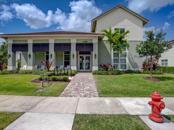 92 Palmetto Ln, Royal Palm Beach FL 33411