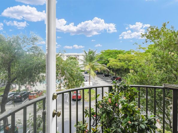 2701 Riverside Dr 305B, Coral Springs FL 33065