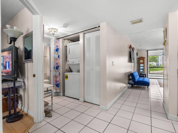 3138 Via Poinciana 111, Lake Worth FL 33467