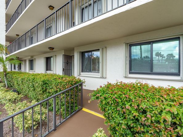 3138 Via Poinciana 111, Lake Worth FL 33467