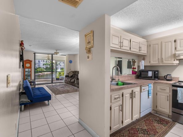 3138 Via Poinciana 111, Lake Worth FL 33467