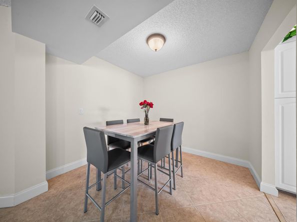 3959 Via Poinciana 203, Lake Worth FL 33467