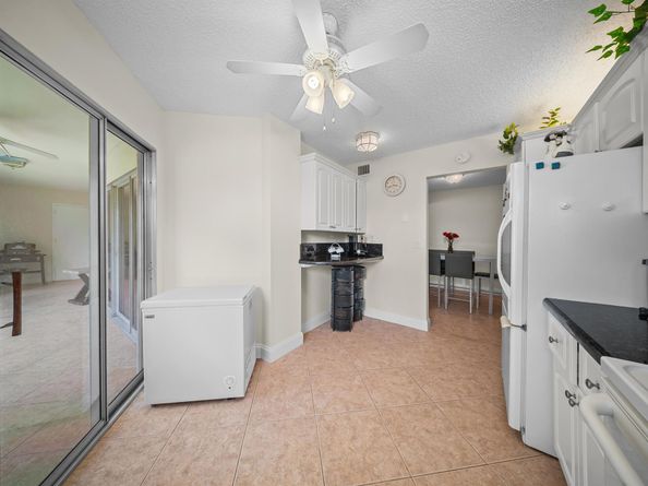 3959 Via Poinciana 203, Lake Worth FL 33467