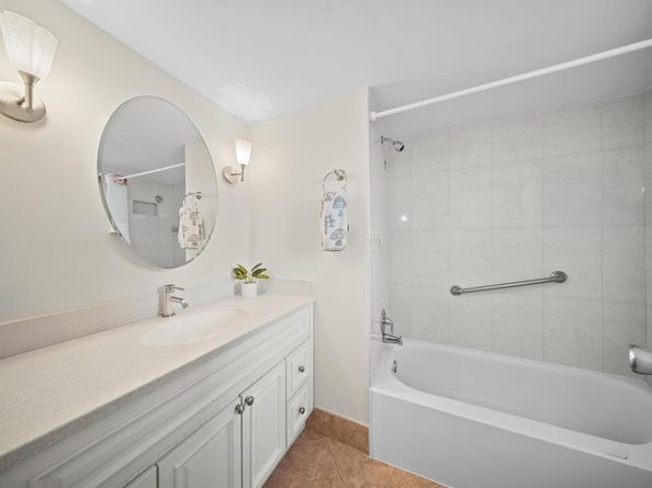 3959 Via Poinciana 203, Lake Worth FL 33467