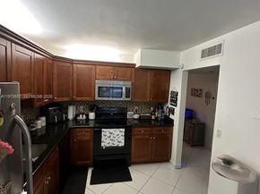 327 Lakeview Drive 103, Weston FL 33326