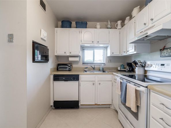 671 S Hollybrook Dr 306, Pembroke Pines FL 33025