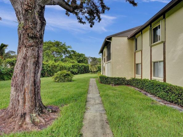 5900 Whispering Pine Way B2, Greenacres FL 33463