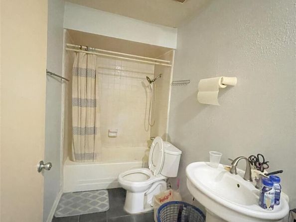7700 Creekbend DR 104, Houston TX 77071
