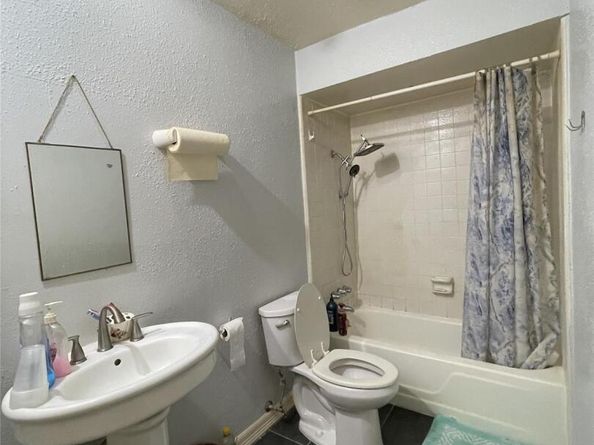 7700 Creekbend DR 104, Houston TX 77071