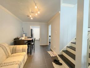 7700 Creekbend DR 104, Houston TX 77071