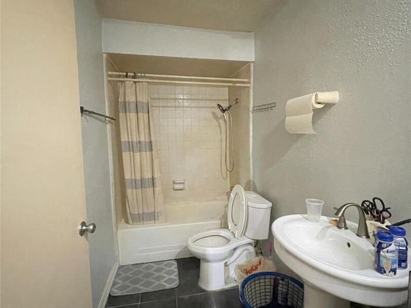 7700 Creekbend DR 104, Houston TX 77071