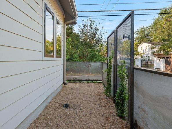 1401 E 3rd ST 2, Austin TX 78702