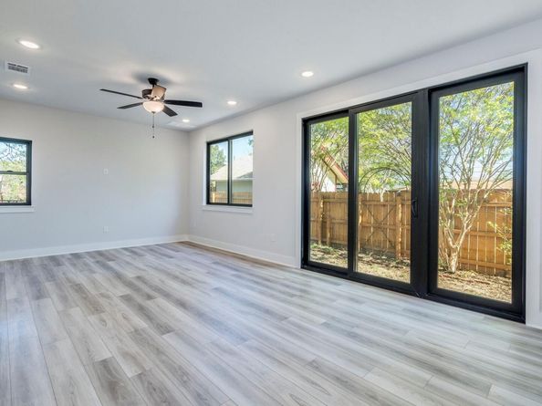 206 E Wonsley DR B, Austin TX 78753