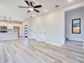 206 E Wonsley DR B, Austin TX 78753