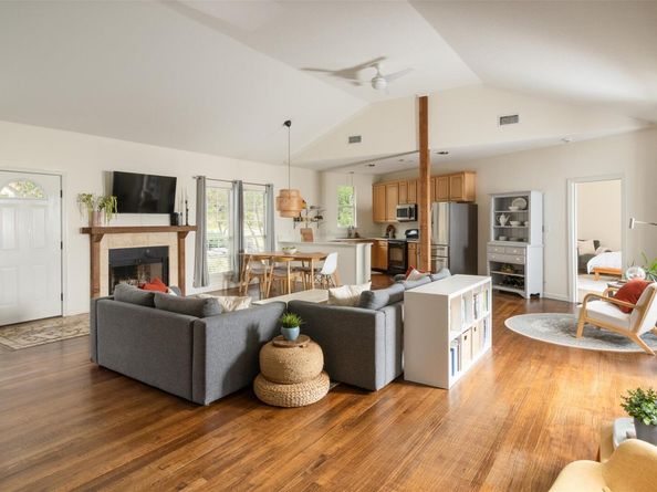 21900 Moulin DR, Spicewood TX 78669