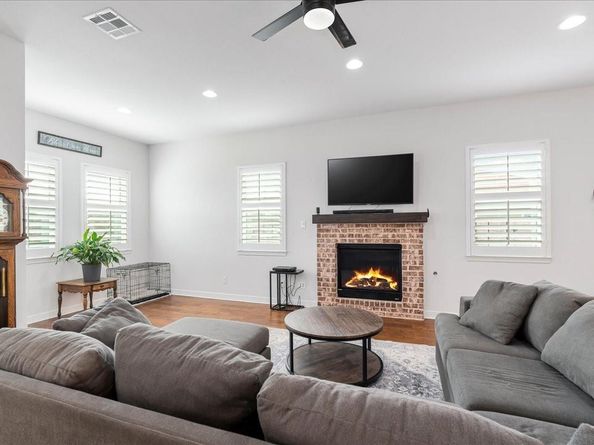 712 Newport DR, Spicewood TX 78669