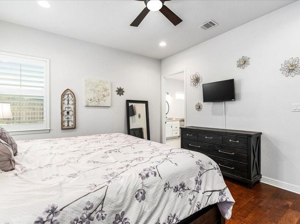 712 Newport DR, Spicewood TX 78669