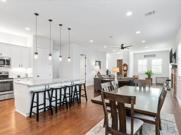712 Newport DR, Spicewood TX 78669