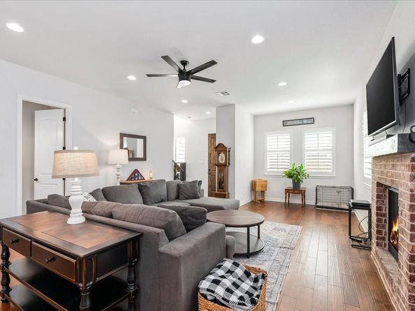 712 Newport DR, Spicewood TX 78669