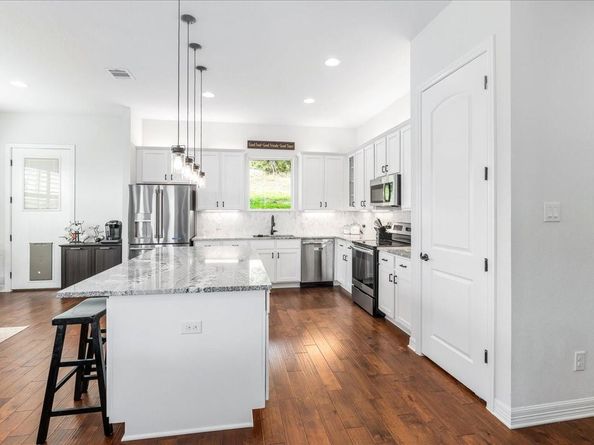 712 Newport DR, Spicewood TX 78669