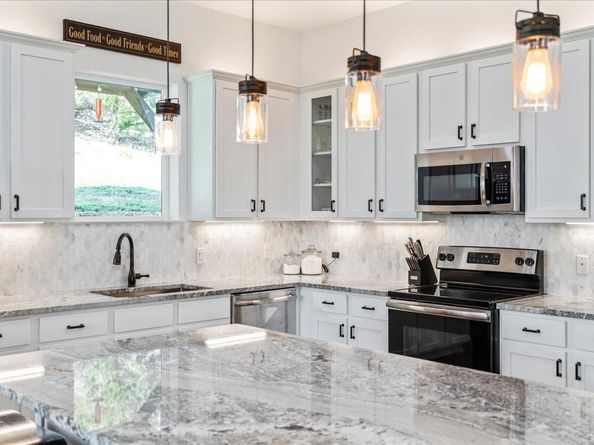 712 Newport DR, Spicewood TX 78669
