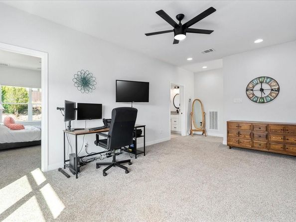 712 Newport DR, Spicewood TX 78669