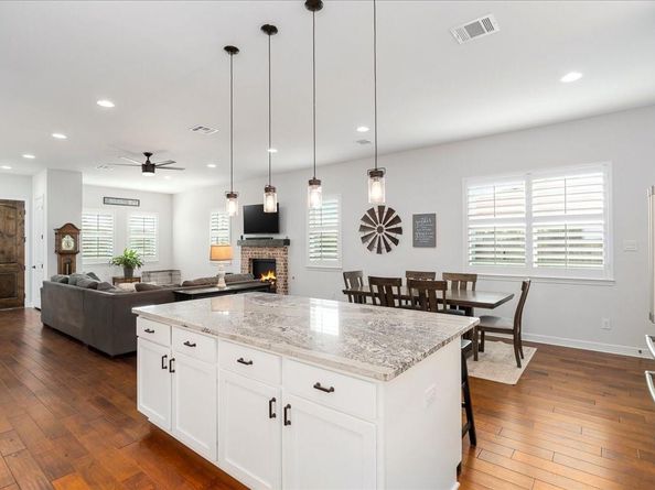 712 Newport DR, Spicewood TX 78669