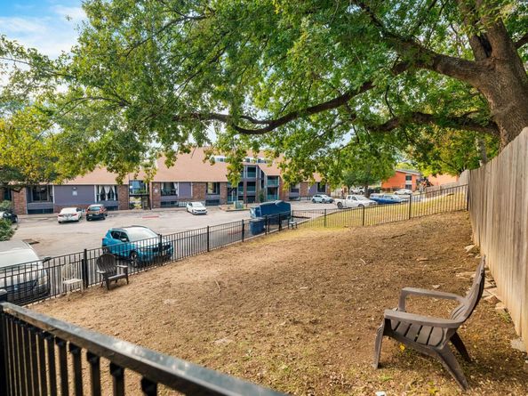 1840 Burton DR 110, Austin TX 78741