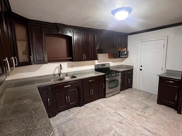 568 W Hammond Street , Lancaster Texas 75146